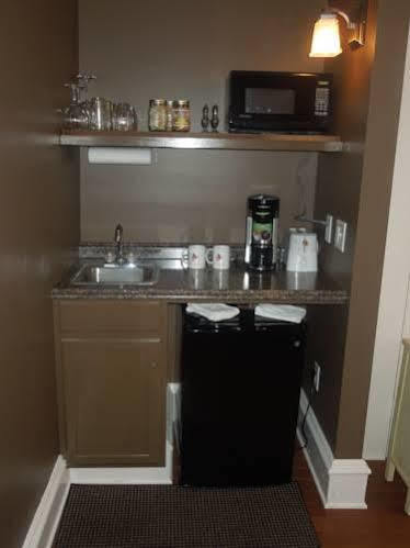 Suites On Broadway Hotel